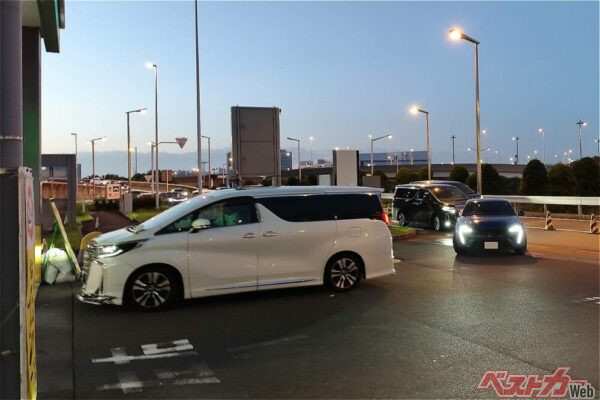 早朝5時半の羽田空港P4駐車場。クルマががんがん入庫してくる