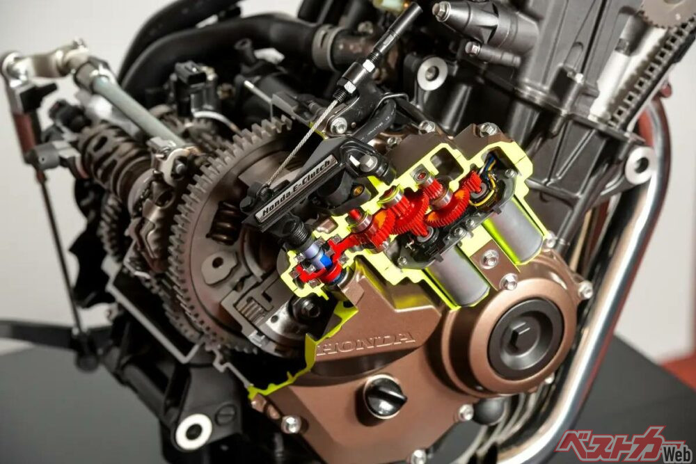 クラッチ操作を自動化してくれるホンダ・Eクラッチ。電子制御とクラッチへの追加パーツで、様々なエンジンに搭載可能と発表されている。