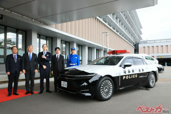 式典では福島県の内堀知事（中央）をはじめ、トヨタ自動車からはクラウンセダンのチーフエンジニア清水氏（左から２人目）なども参列