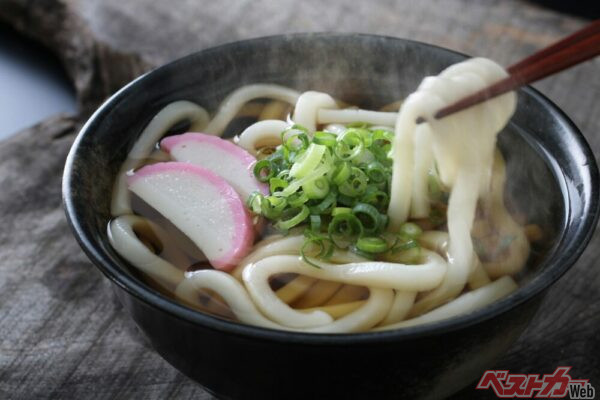 うどんは精製された小麦からつくられていることや、早食いになりがちであることで、血糖値が急上昇しやすいメニュー（PHOTO：Adobe Stock_Free1970）