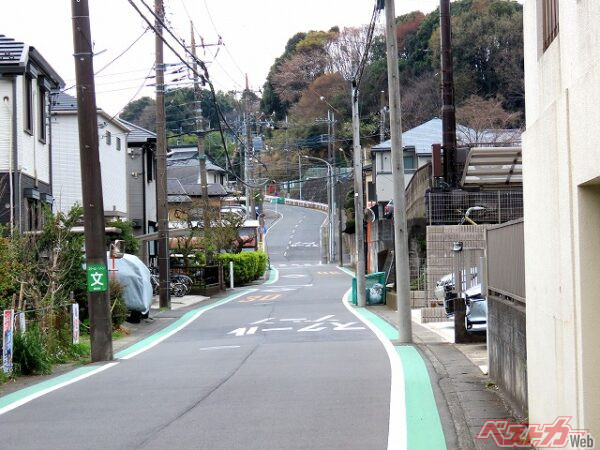 よく通行する道路にスクールゾーンがある場合は、補助標識の内容をいま一度確認しておこう（PHOTO：Adobe Stock_sozoroyusan）