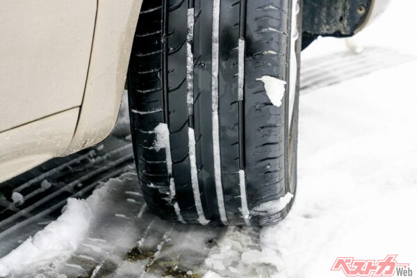 ノーマルタイヤは雪道・凍結路においては、走れたとしても、減速時とコーナリング時に問題が発生する（PHOTO：Adobe Stock_Zigmunds）