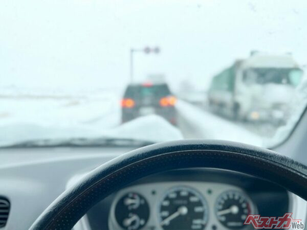 雪の日にノーマルタイヤで走行することは、危険であることや違反となることのほか、スタックしてしまえば周囲に迷惑をかけてしまうことにも（PHOTO：Adobe Stock_smile）