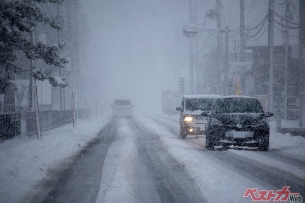 駆動輪が左右両方とも滑ってしまった場合は、ドライバーにできることはない。他車を巻き込まないようにと祈りながら、グリップが回復するのを「じっと待つ」のが正解だ（PHOTO：Adobe Stock_amosfal）