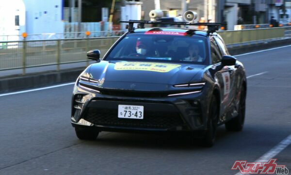 疾走するクラウンスポーツだぁ。選手たちがやってくる数分前にこのクルマが目の前を通過。気分、アゲアゲです!