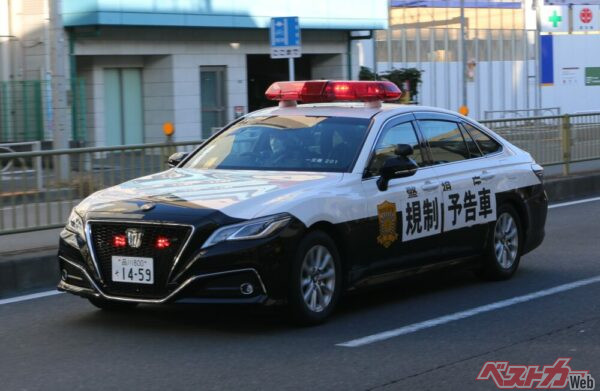 規制予告車として走るクラウンパトカー。……現行型を少し期待していたので、ちと残念（涙）