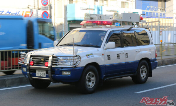 年季は経っていても存在感ありありのランクル100警視庁車両だッ