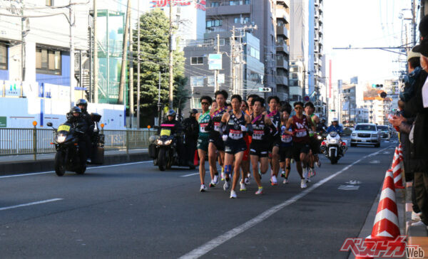 3位集団の後に見えるのは……あのクルマ!? 今年もキター!!