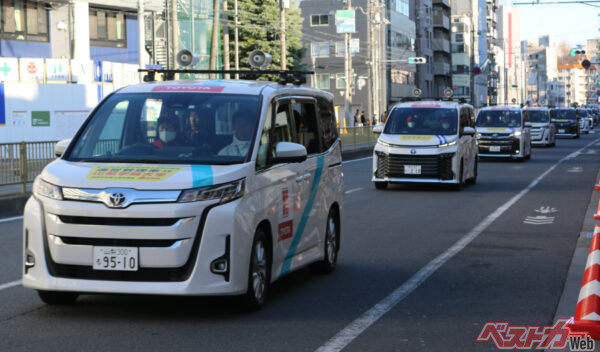 選手たちの後ろを走るノア/ヴォクシー軍団。等間隔で走ってますね~