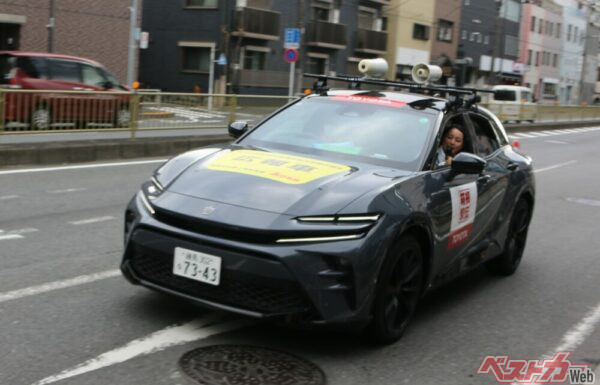 黒LBXの後には「広報車」のクラウンスポーツ。助手席から顔を出して沿道のみなさんへ注意喚起。ご苦労様です！