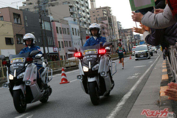 キター!! 10区・1位を疾走する青山学院大学の選手。目の前で見ると、ホントに速いです!! その後方にわずかに見える「白い塊」はやはりアレか!?