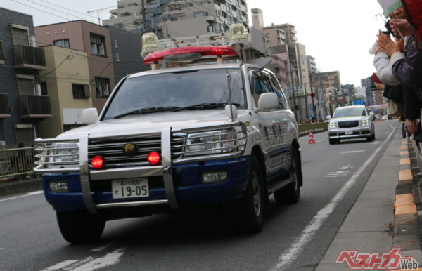 1位青山学院大学選手の後にやってきたのは、ランクル100警視庁車両。そして、復路もあのクルマが来た！