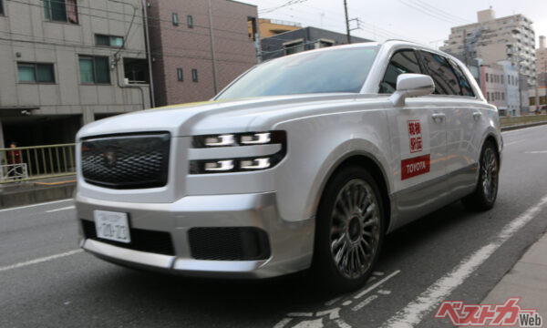 「大会本部車」の白センチュリー。いやはや迫力ありすぎ！