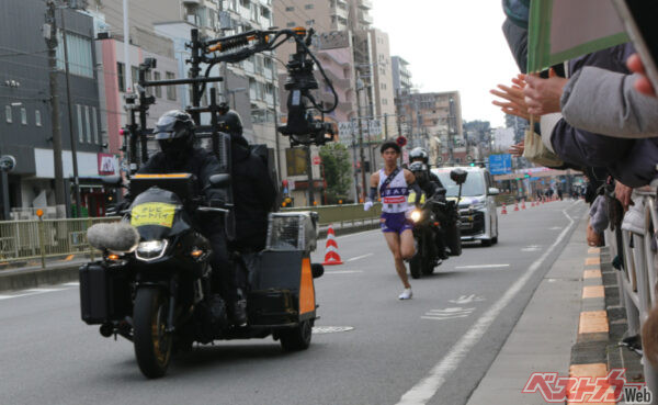 2位の駒澤大学の選手もやってきた！ その前がバイクの撮影車。迫力ある映像もいいけど、走っている選手優先でお願いしますね！