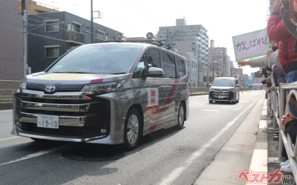 大学関係者が乗るノア/ヴォクシーには、それぞれチームカラーのライン(帯)がボディに。こだわってますね~