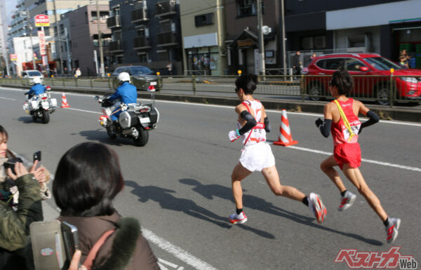 5位争いする2チームを激写! 躍動する走りを目の前で見られて感激!!