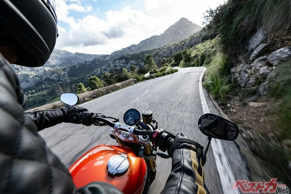 トライアンフ スピードツイン1200RSでワインディングを楽しむ