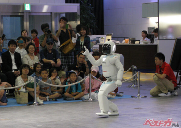 2012年の取材会でダンスや駆け足を披露するASIMO、なつかしい…