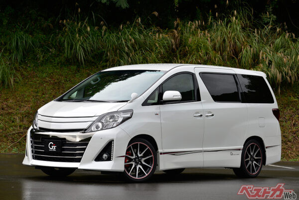 トヨタ アルファード G’s（2012年登場）フロント、リアともに車高を30mmダウンしながらスプリングレートを上げ、走りの楽しさを追求したサスペンションを装備