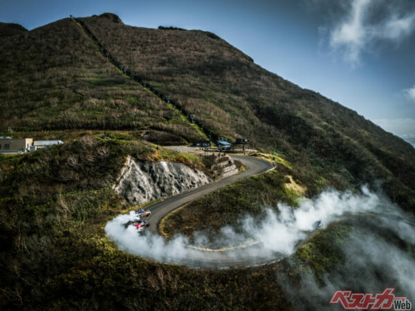 つづら折れのコーナーをドリフトで激走!!　（C）Kunihisa Kobayashi / Red Bull Content Pool