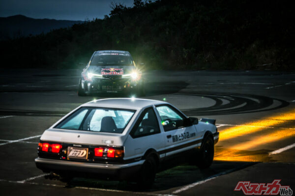 岩木山の駐車場で2台は出会う…… (C)Kunihisa Kobayashi / Red Bull Content Pool
