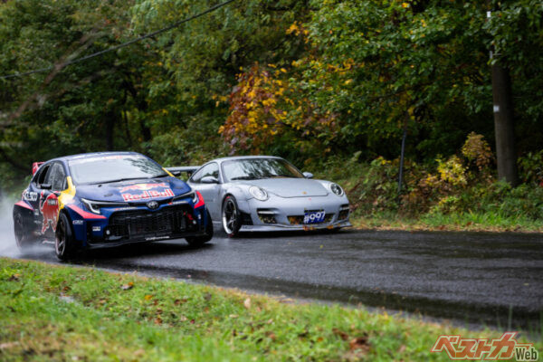 ウェット路面でも大迫力の走りを披露 (C)Jason Halayko / Red Bull Content Pool