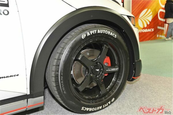 タイヤサイズは前後とも245/50R19、銘柄はヨコハマADVAN SPORTを装着