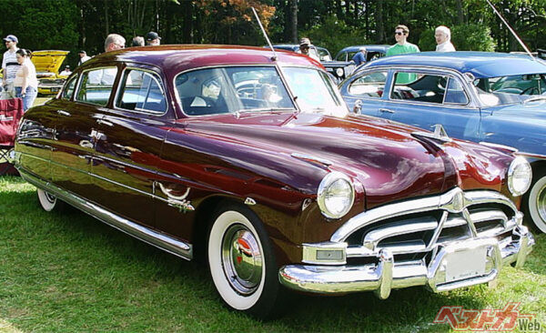 ハドソン・ホーネット…ステップダウンというフロアパンをフレームよりもしたにレイアウトすることで重心の低いデザインを可能にした画期的なモデル。エンジンはサイドバルブの5L直6とV8が主流になりつつある時代にあって遅れていた