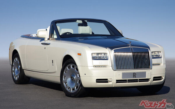 ドロップヘッドクーペ…幌を持つオープンモデルで、幌に内張があり、屋根を閉じればクーペと同じ空間を持つことができるモデル。ロールス・ロイス・ファントム・ドロップヘッドクーペはその名と形を現代に伝えている