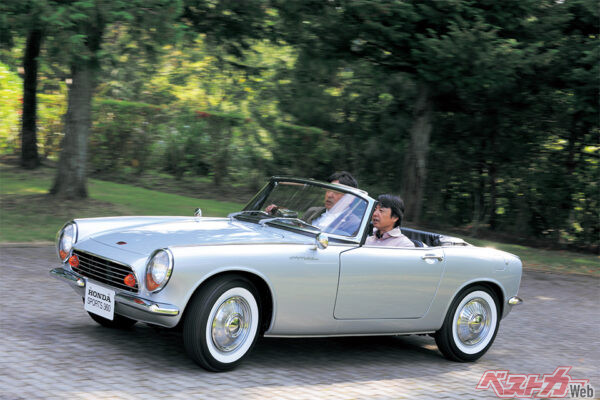 走りは軽快そのもの。驚くほど乗り心地はいい。ブレーキペダルを踏んだ感じは少しスポンジーな印象を受けた。クラッチは軽くリリースも簡単そうだ