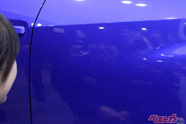 顔が見事に写り込むEXは車両クラスにより違うが新車時で11万3500円(税込)~