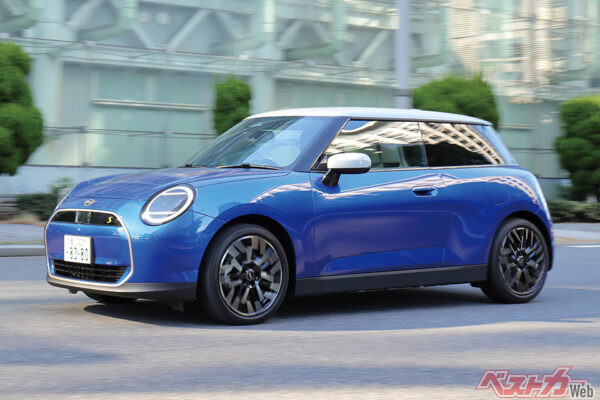 新型3ドアでは車名に“クーパー”が付けられ、モデル名が「MINIクーパー」となった