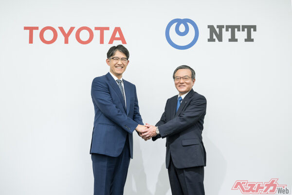 トヨタ自動車株式会社代表取締役社長の佐藤恒治氏（左）と、日本電信電話株式会社代表取締役社長の島田明氏（右）