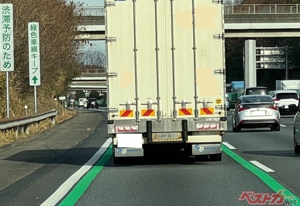 一番左側の車線の両脇に緑色の車線が引かれている。この車線から右の車線に変更すると違反なのか？