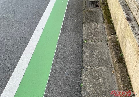 グリーンベルト。路側帯を確保し通行車両に色で周知し歩行者の安全確保を図ったもの。出典：写真AC