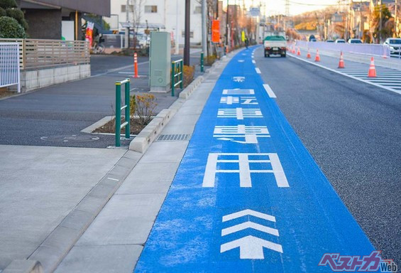 青く塗装された自転車専用通行帯（自転車レーン）が設置されているときは、指定されている通行帯を走行しなければならない。出典：Adobe Stock＠ramustagram