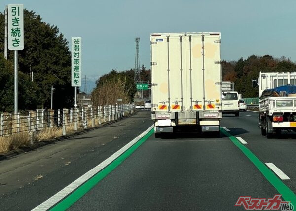  これはいったい何よ!?　高速道路に謎の[緑のライン]!!　さらに青と赤もある!!!