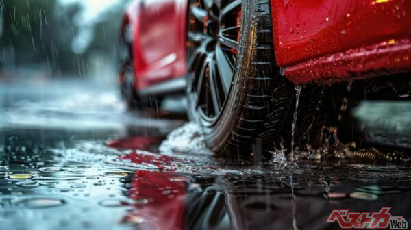 一般人がタイヤを購入する際に気にしたいのがウェットグリップ性能(kamonrat@Adobe Stock)