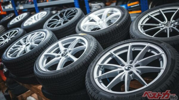 タイヤサイズを変更することでクルマの味も変えられることができる(Hound@Adobe Stock)