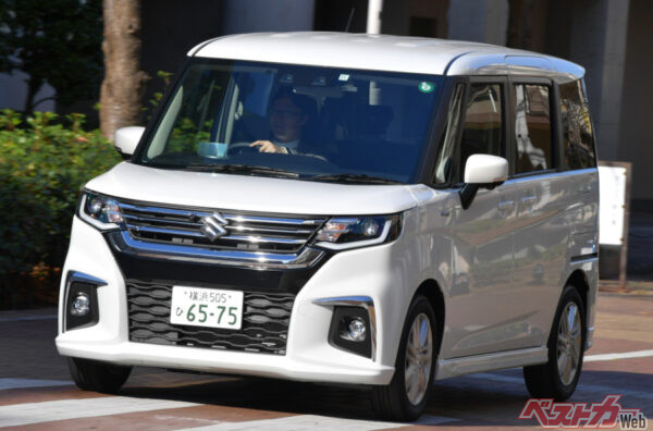 こちらが一部仕様変更前、デビュー時(2020年12月)の現行ソリオ。なんだかおとなしい感じに見えますね