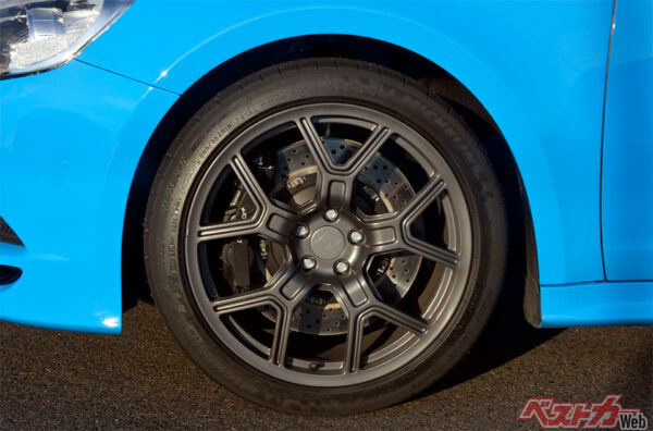 足回りにはオーリンズ製2ウェイダンパー、強化スプリング、235/40R19サイズのミシュラン製パイロットスーパースポーツタイヤなどを装着。ブレーキはブレンボ製とした