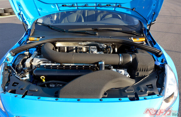 エンジンは3L直6のT6。304ps/44.9kgmの通常のT6エンジンに対して、ボルグワーナー製の大容量ターボチャージャー、専用インタークーラー&エグゾーストの装着をはじめ、コンピュータなどのチューニングを受け、305ps/51kgm以上/2800～4750rpmを引き出す