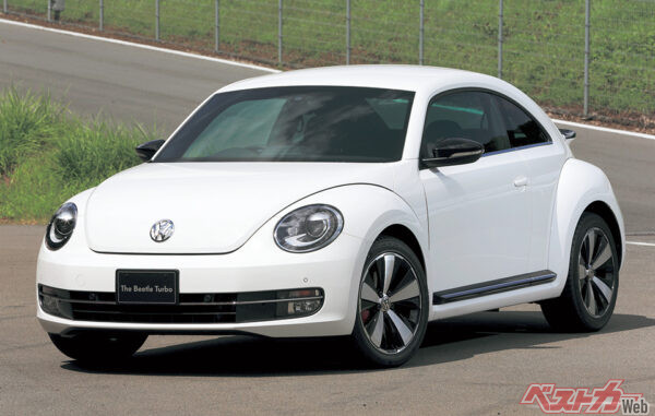 ブラックのドアミラーとサイドスカート、5本スポークの18インチアルミホイール（タイヤは235/45R18）+レッドブレーキキャリパーが目立つ