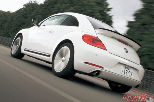 ボディ同色のリアディフューザー、クロームツインエキゾーストパイプ、そしてポルシェ911のダックテールを思わせる!? 大型のリアスポイラーなど、明らかに1.2L直4ターボとは違う装備類が奢られている