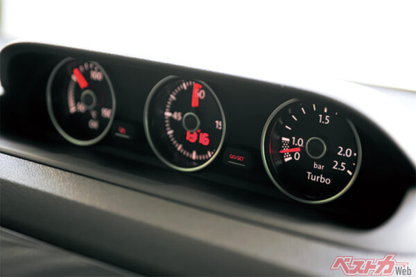 ブースト計/ストップウォッチ/油温計からなる3連メーター、LED付きバイキセノンヘッドライト、リアのダークティンテッドガラスの3点セットで21万円のオプション設定