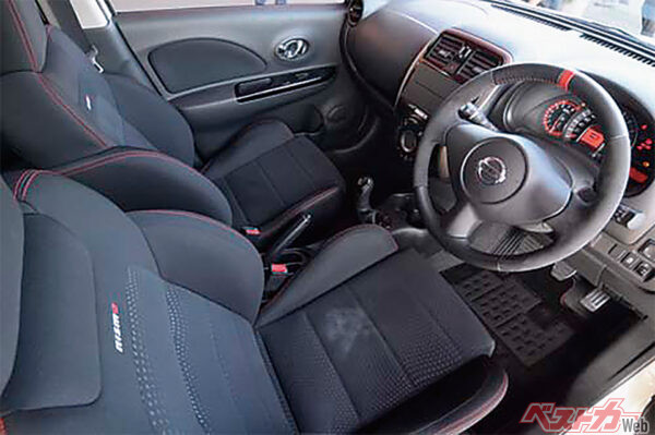 NISMOロゴの入る専用形状スポーティシート、アルカンターラ/本革巻きステアリングなどを採用するインテリア