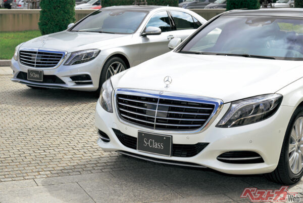 フロントマスクは2タイプ。手前がノーマル、後方がAMGスポーツパッケージ装着でバンパー形状、全長、全幅も大型化