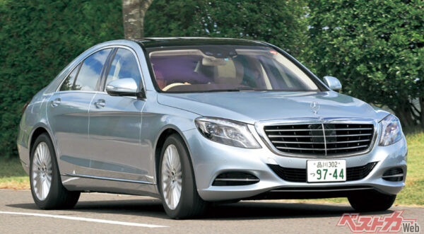 S400ハイブリッド。新型はE400ハイブリッドがエントリーモデルとなり、S550ロングに対して標準ボディ仕様