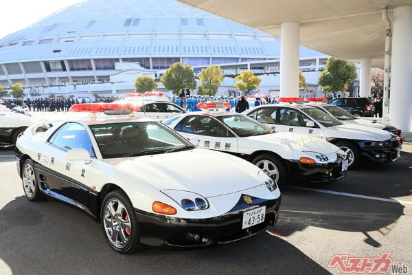 式典中は会場の隅にGTOなど4台が並べられた。よく見ると愛知のGTOとVR-4の「愛知県警」の文字の配置が異なっており、1990年代前半までの愛知県警のパトカーは右から愛知県警と文字が配置されていたようである