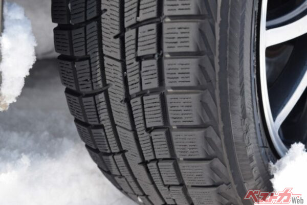 スタッドレスタイヤは基本的に追加備品です。予約時に選択していない場合は、夏タイヤの車両が用意されるので要注意です